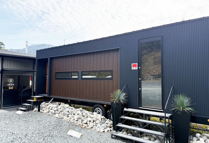 トレーラーハウス式社屋と休憩室