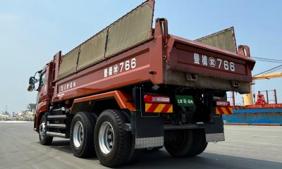 運送に使うダンプカー リアから撮った写真